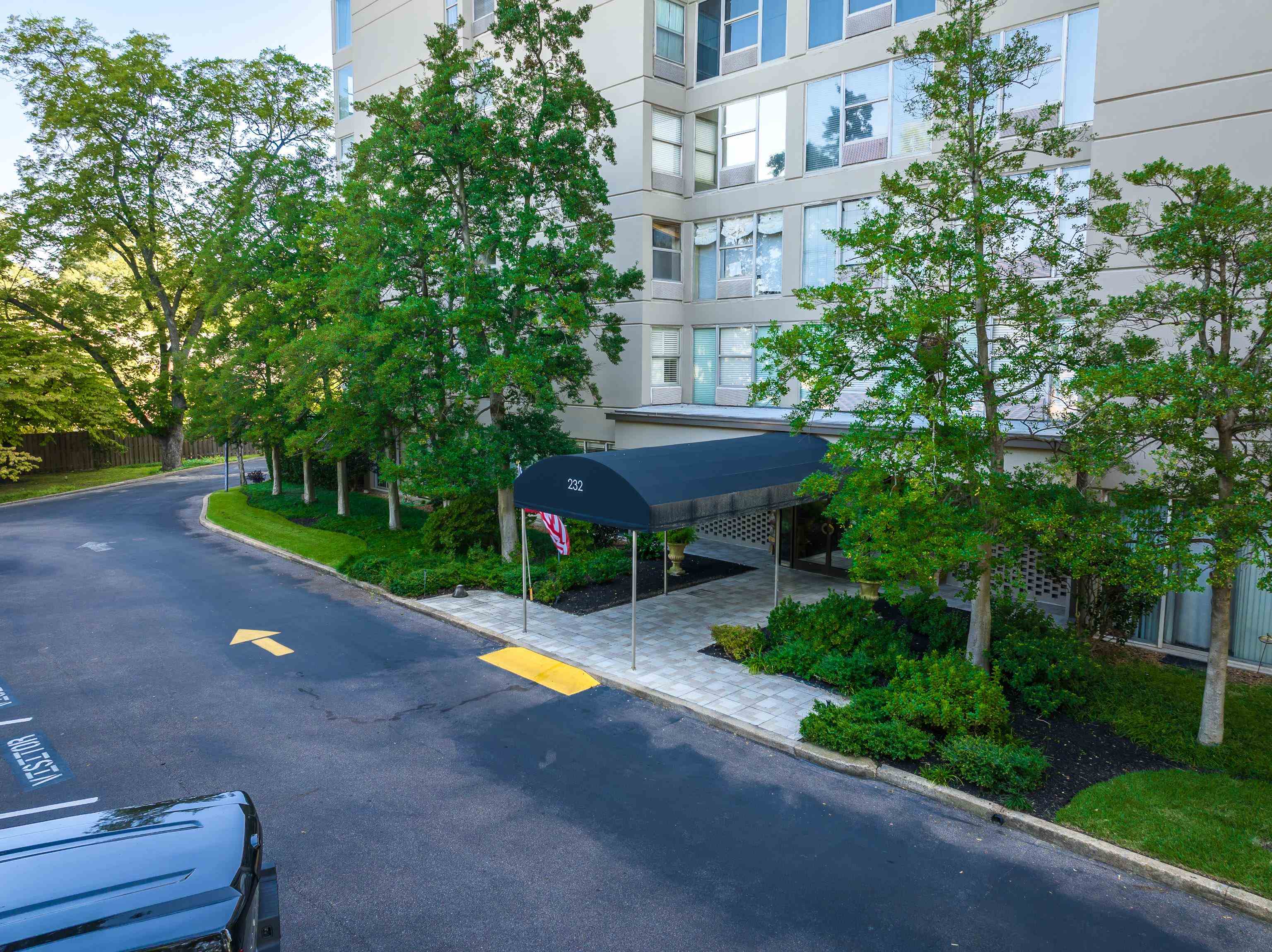 232 South Highland Street, Unit 601 Memphis, TN 38111 - Photo 5 of 37 a view of an chairs and table in the backyard of the house
