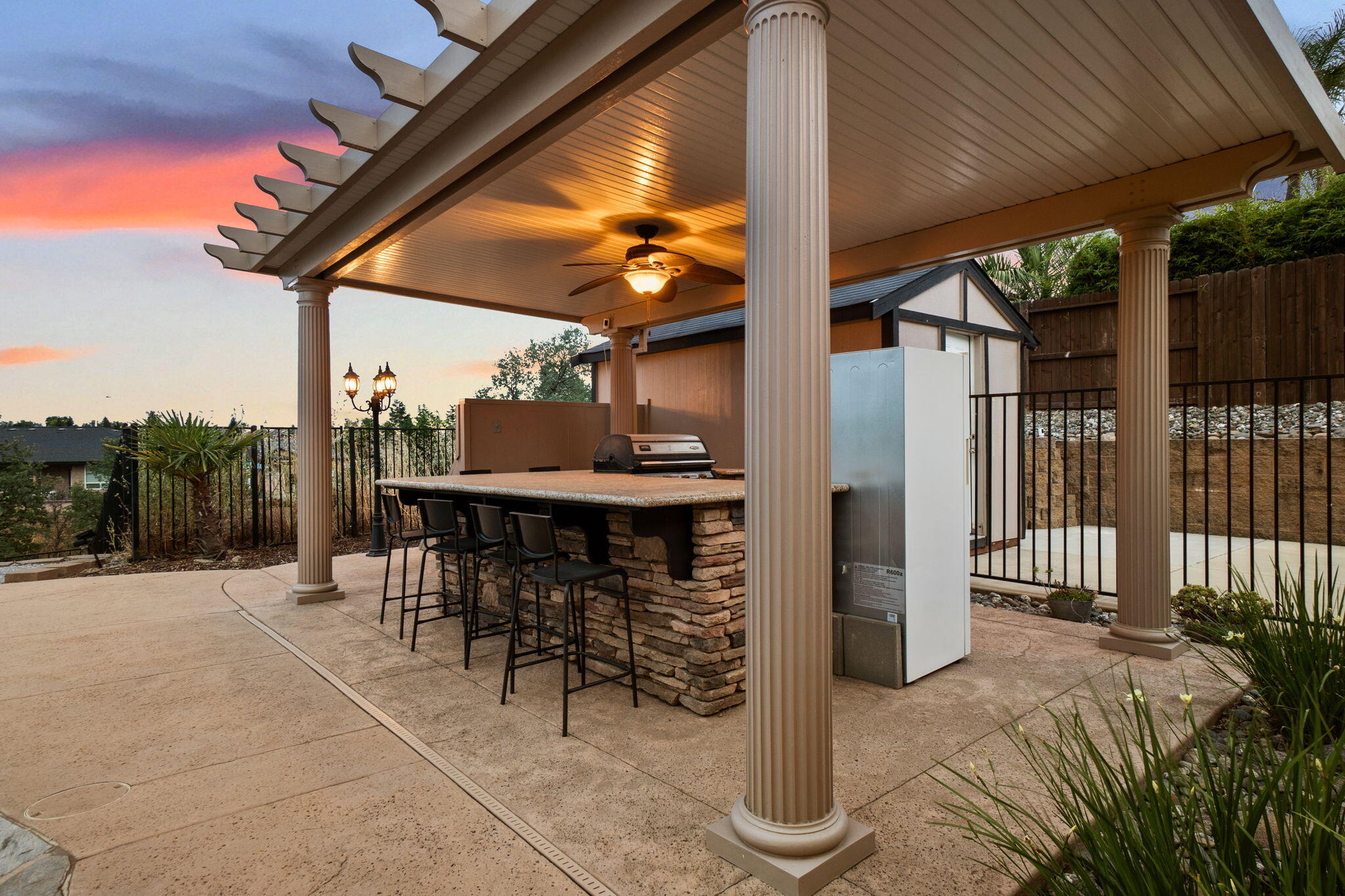 372 Stinson Loop Redding, CA 96003 - Photo 47 of 79 Patio