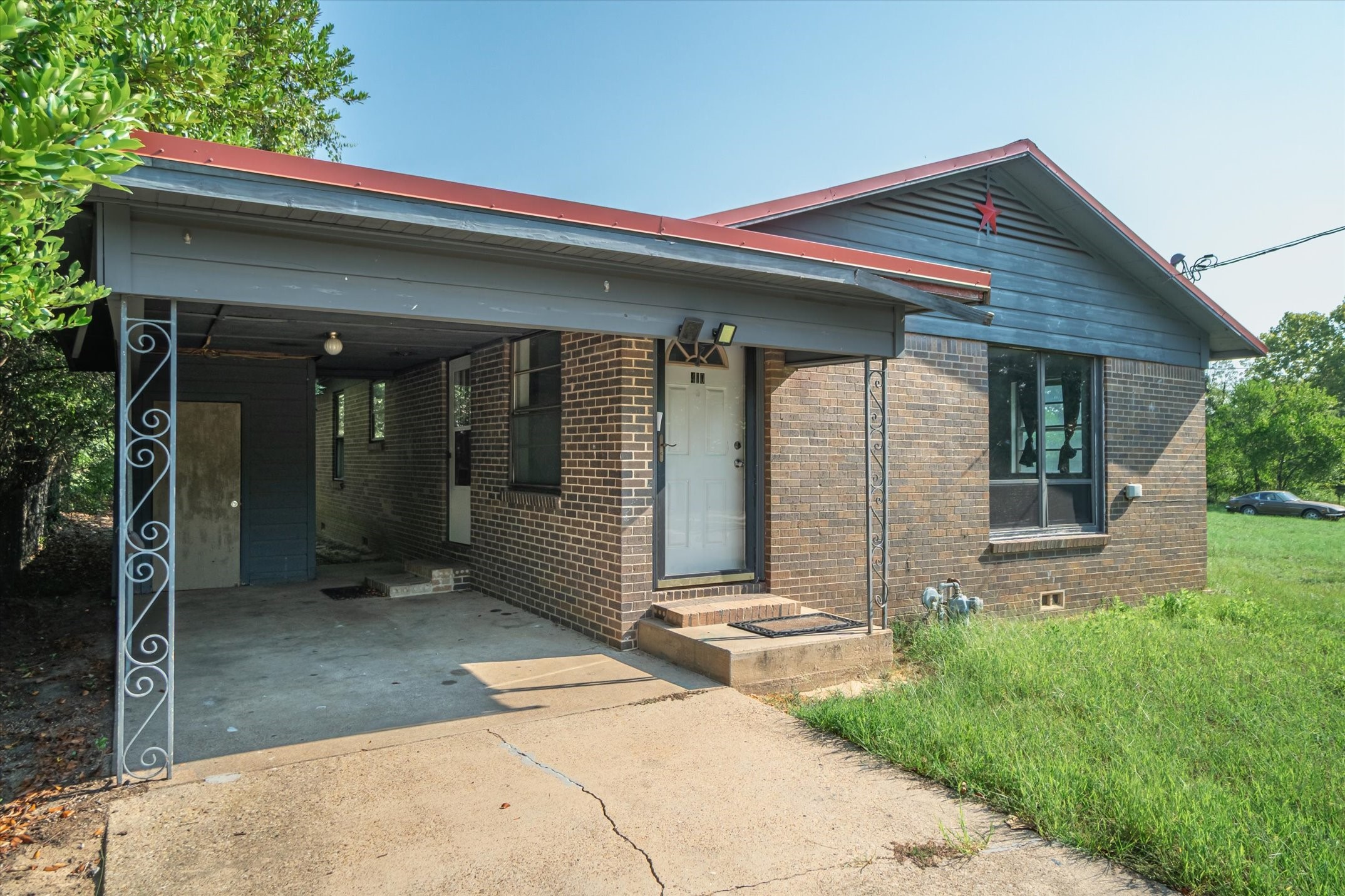 a view of a house with backyard and porch