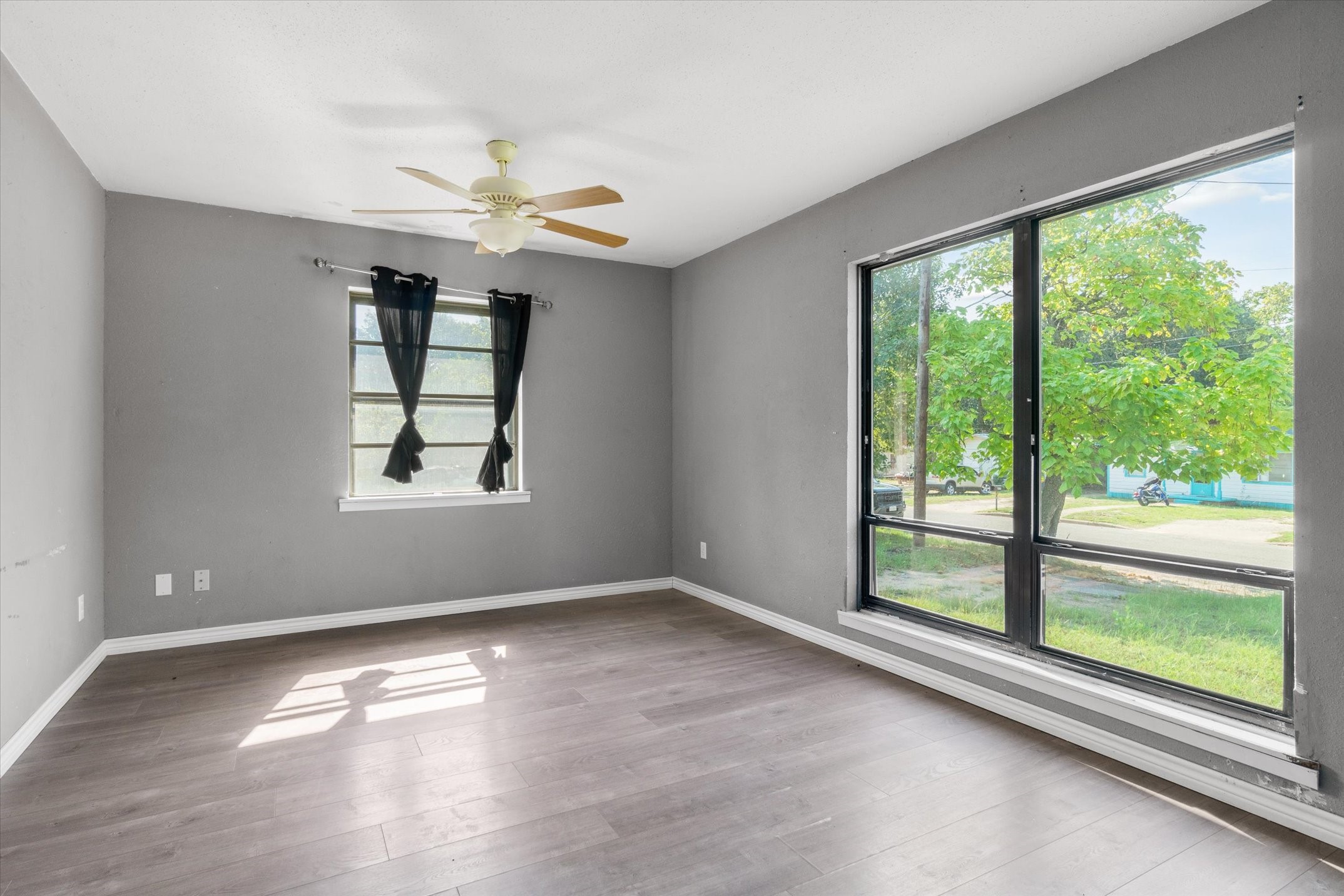 410 Williams Street Athens, TX 75751 - Photo 9 of 30 an empty room with windows and balcony
