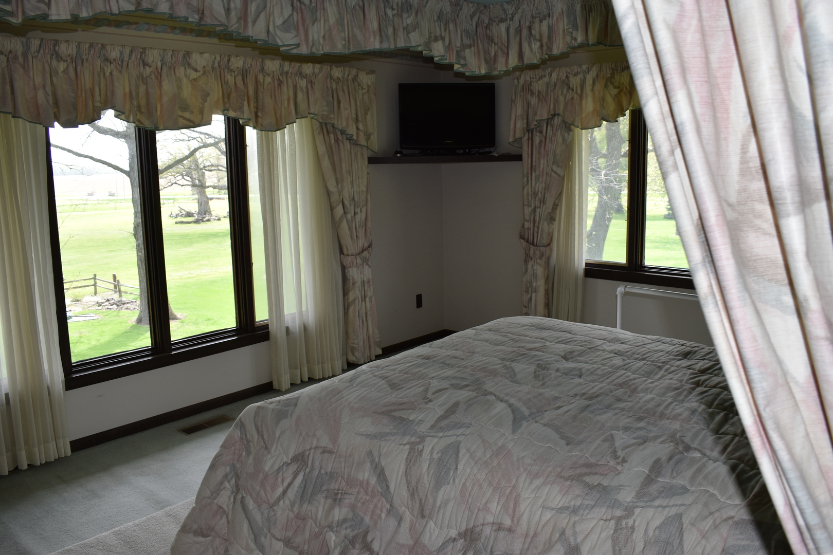 17864 East 1700 N Road Pontiac, IL 61764 - Photo 20 of 32 a bed sitting in a bedroom next to a window