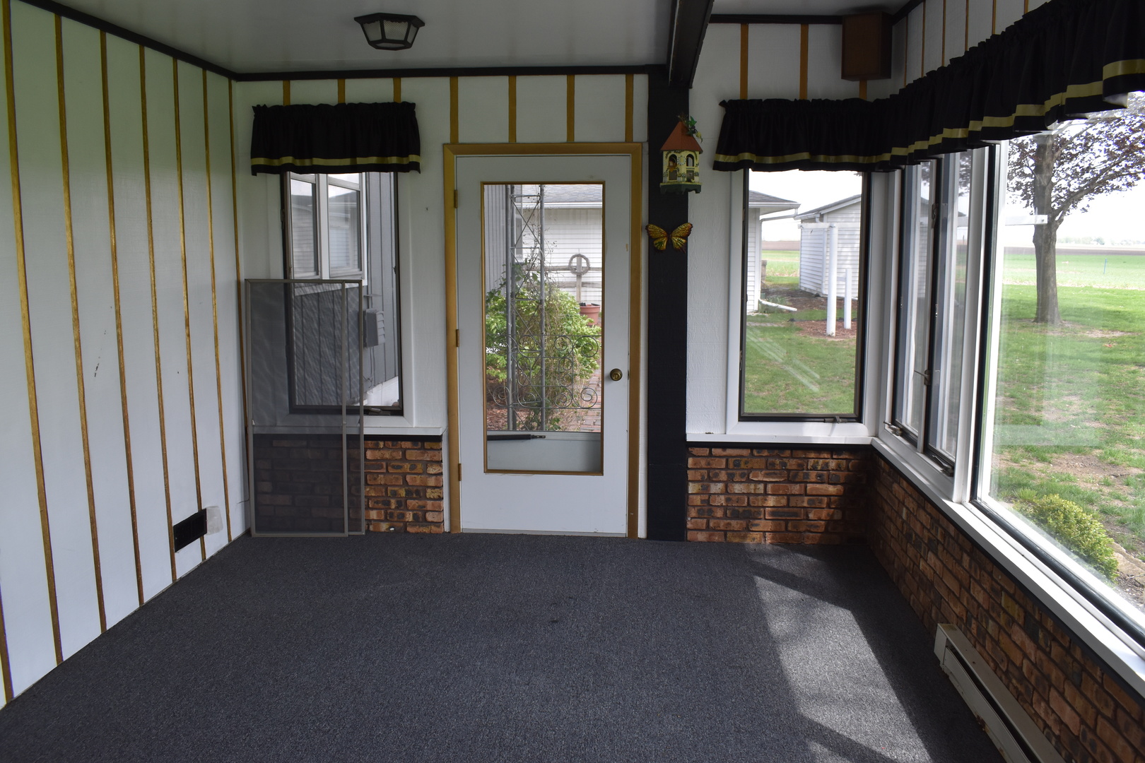 17864 East 1700 N Road Pontiac, IL 61764 - Photo 26 of 32 a view of hallway with windows