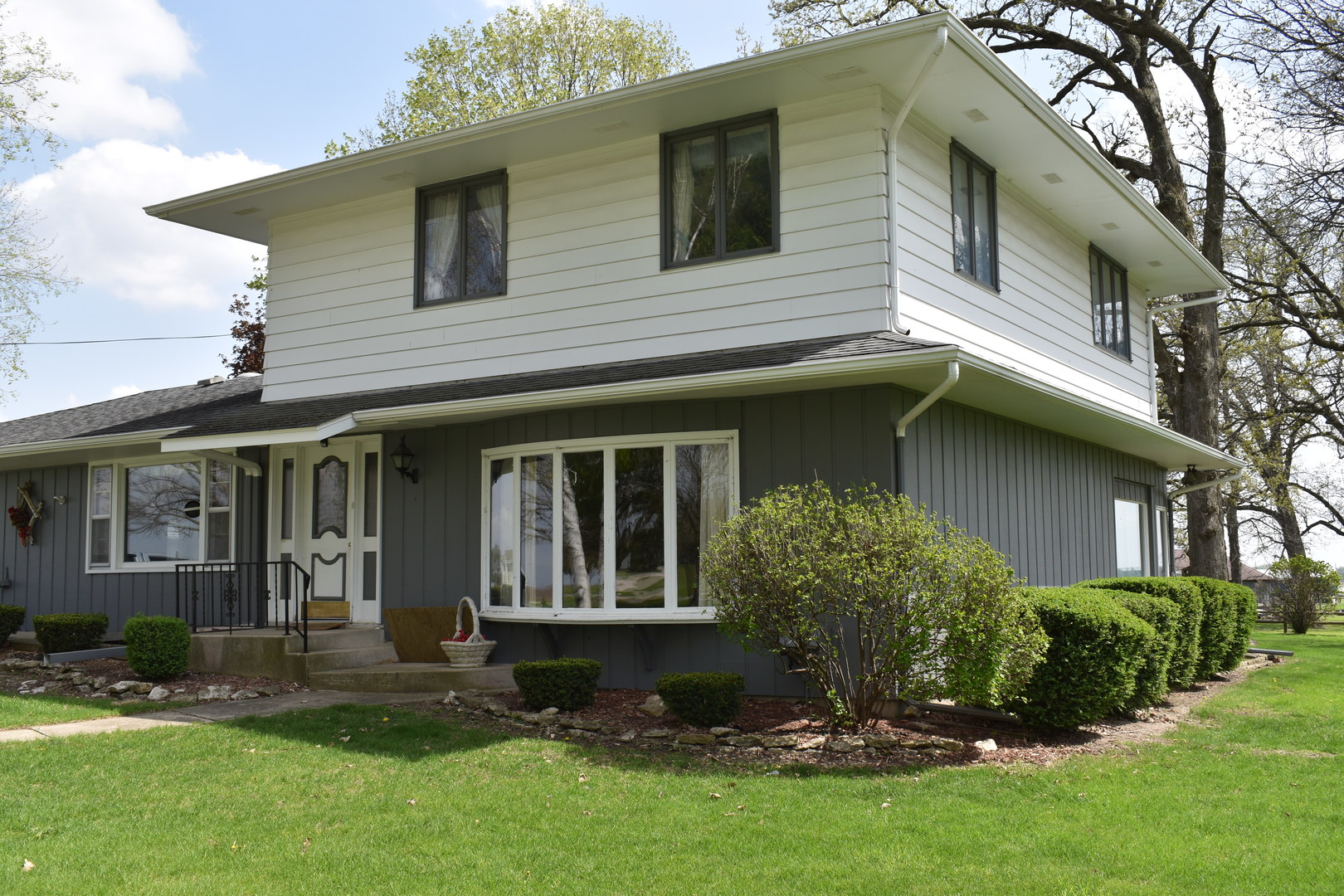 17864 East 1700 N Road Pontiac, IL 61764 - Photo 3 of 32 front view of a house with a yard