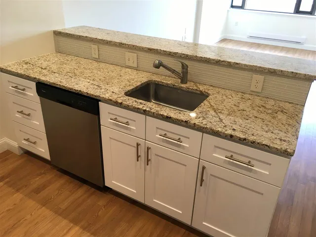 $2,512 | 875 Elm Street, Unit 417, Manchester, NH 03101