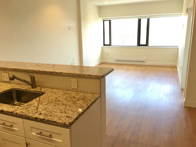 $2,512 | 875 Elm Street, Unit 417, Manchester, NH 03101