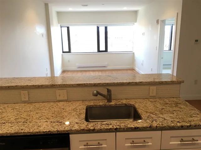 $2,512 | 875 Elm Street, Unit 417, Manchester, NH 03101