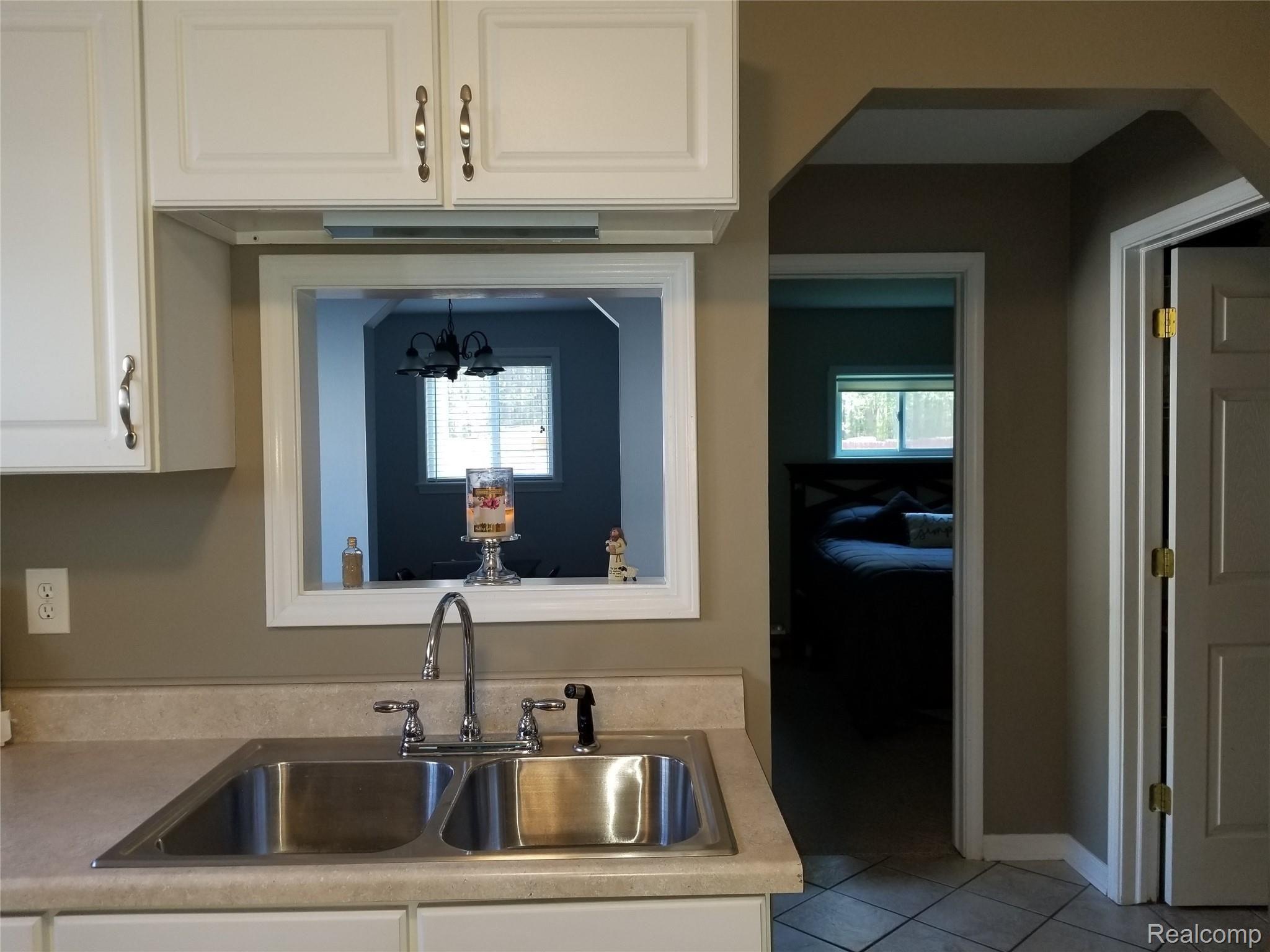 37061 Bendix Street Wayne, MI 48184 - Photo 7 of 16 20200512_184220.jpg