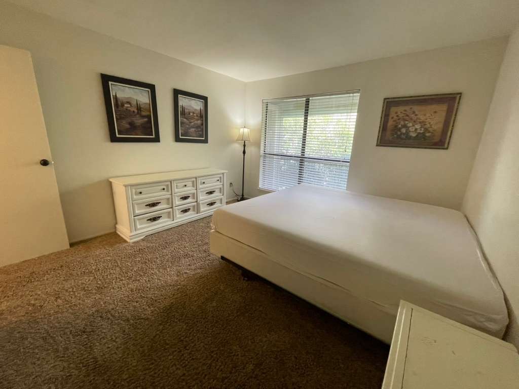 7950 North Stadium Drive, Unit 172 Houston, TX 77030 - Photo 10 of 13 a bedroom with a bed and a window