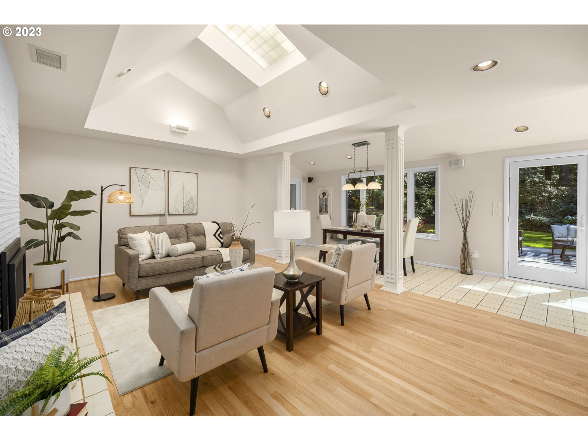 14090 Southwest Hargis Road Beaverton, OR 97008 - Photo 11 of 36 Living Room