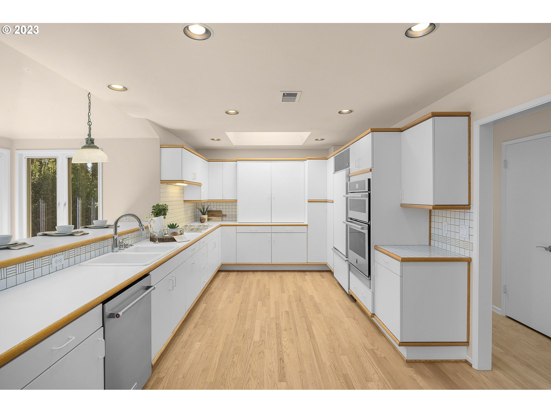 14090 Southwest Hargis Road Beaverton, OR 97008 - Photo 13 of 36 Gallery Image 13