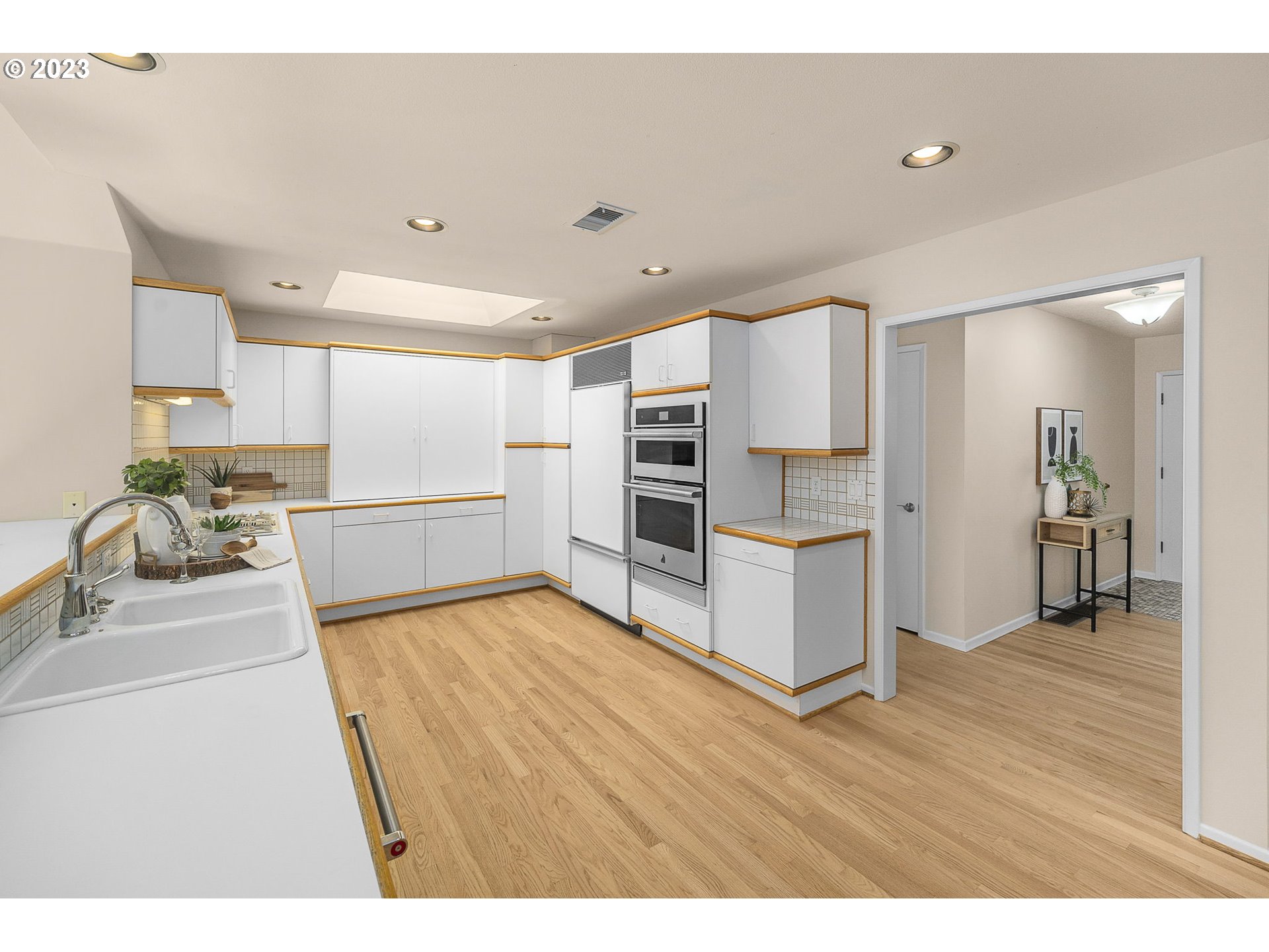 14090 Southwest Hargis Road Beaverton, OR 97008 - Photo 14 of 36 Gallery Image 14