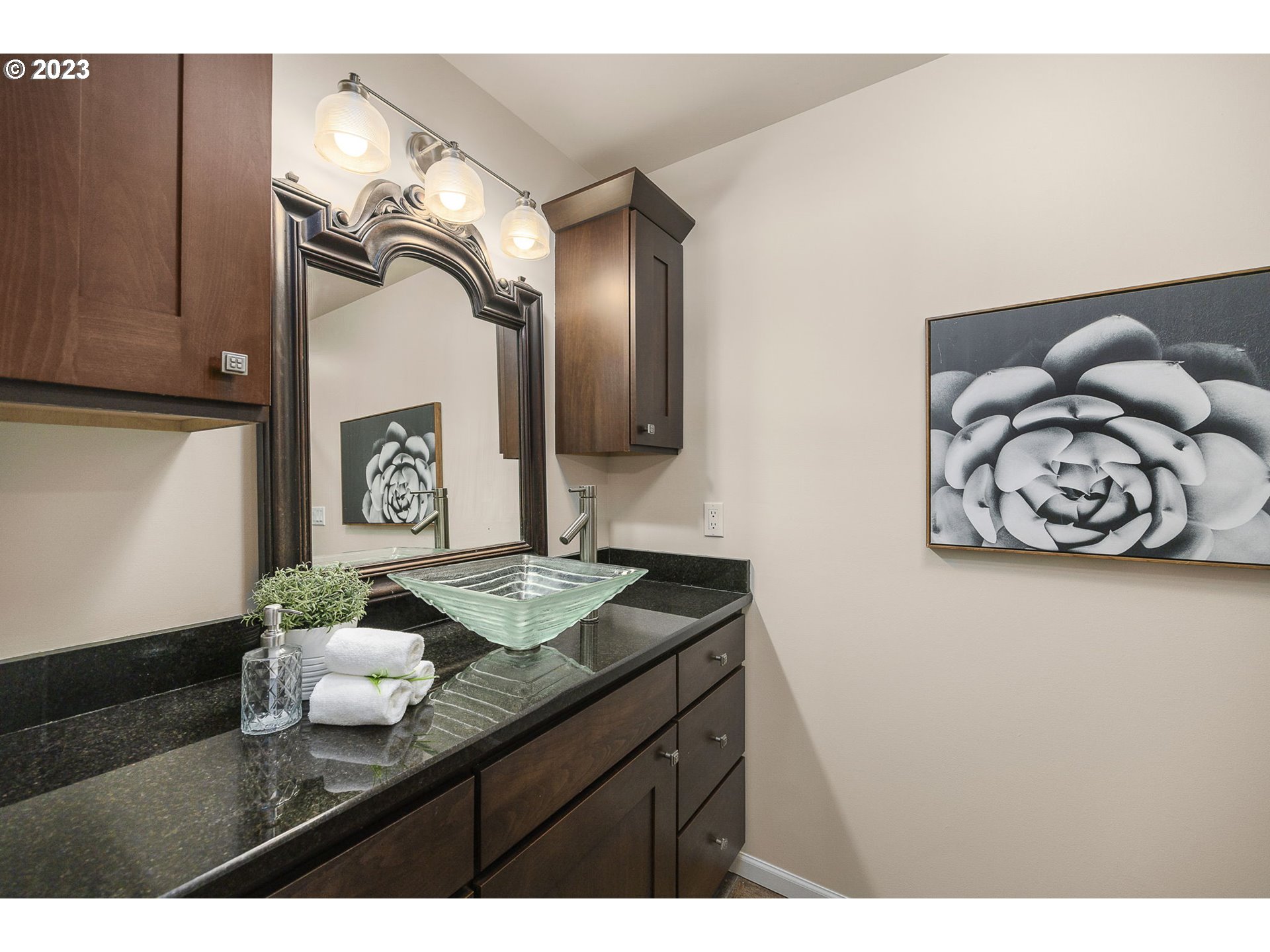 14090 Southwest Hargis Road Beaverton, OR 97008 - Photo 20 of 36 Owner's Suite Bathroom