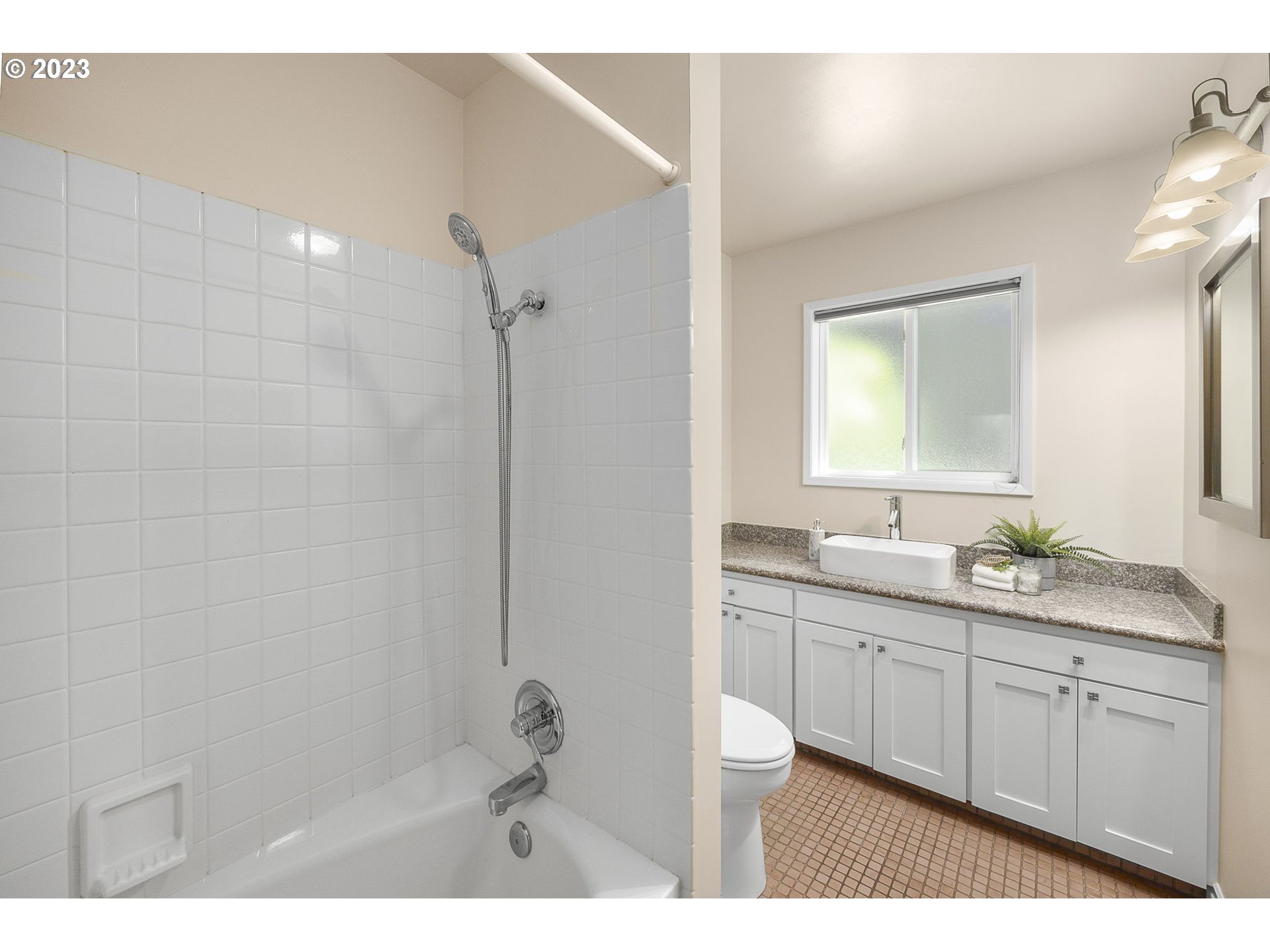 14090 Southwest Hargis Road Beaverton, OR 97008 - Photo 23 of 36 Bathroom