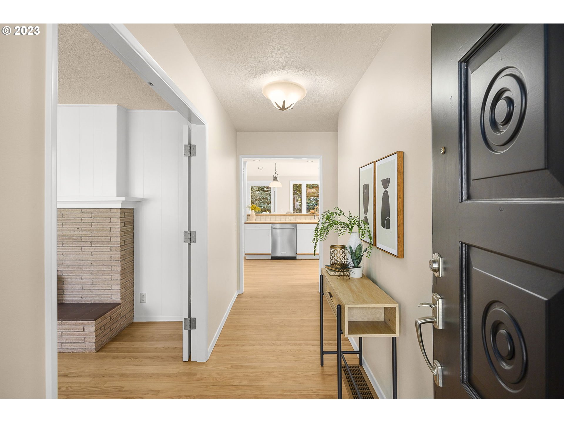 14090 Southwest Hargis Road Beaverton, OR 97008 - Photo 4 of 36 Gallery Image 4