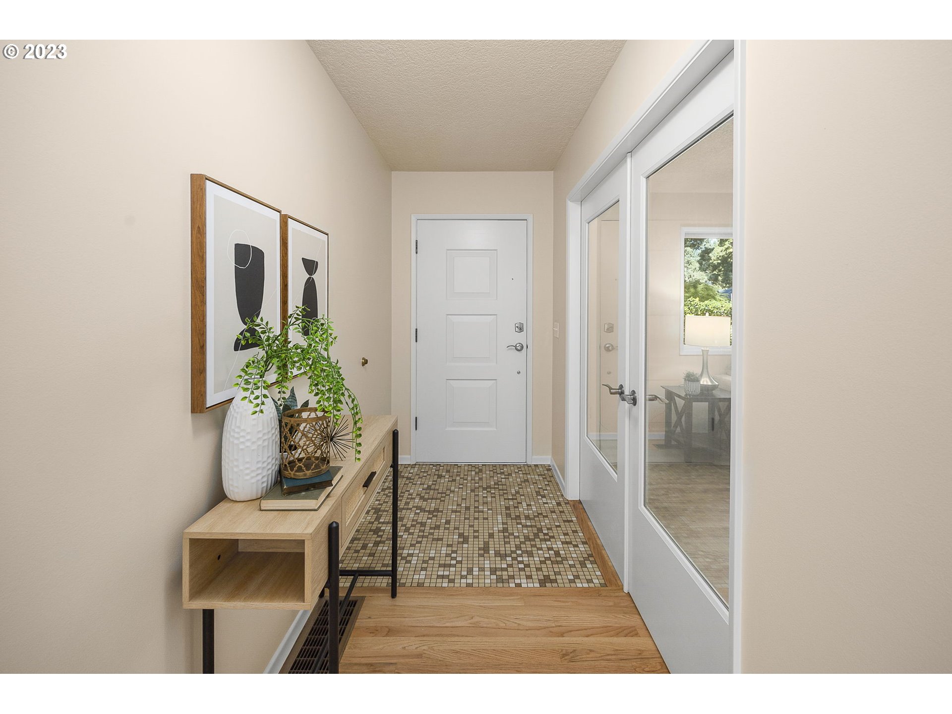 14090 Southwest Hargis Road Beaverton, OR 97008 - Photo 5 of 36 Entrance/Foyer