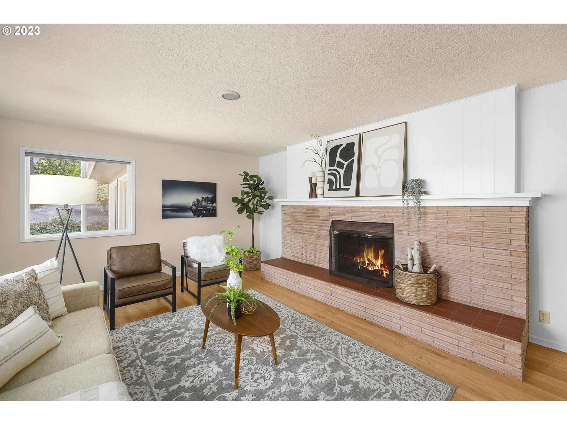 14090 Southwest Hargis Road Beaverton, OR 97008 - Photo 7 of 36 Living Room