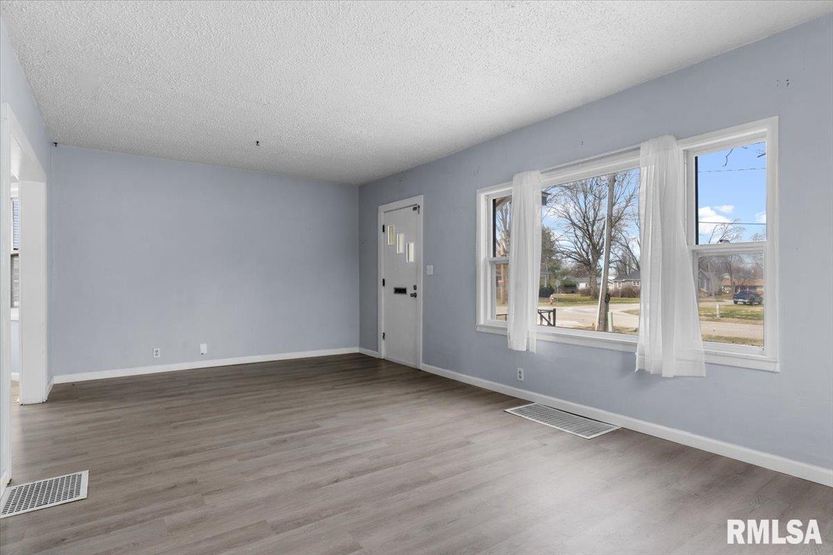 104 West Spruce Street Chatham, IL 62629 - Photo 6 of 32