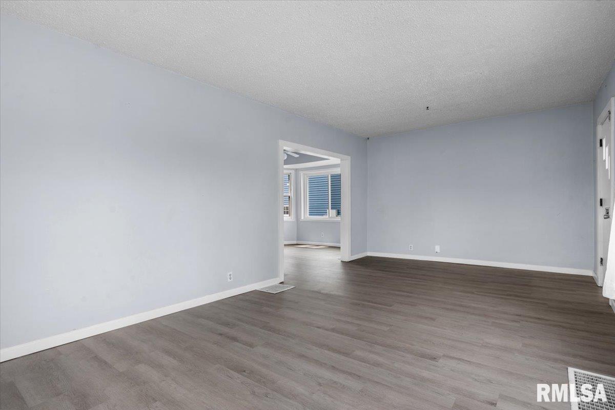 104 West Spruce Street Chatham, IL 62629 - Photo 7 of 32