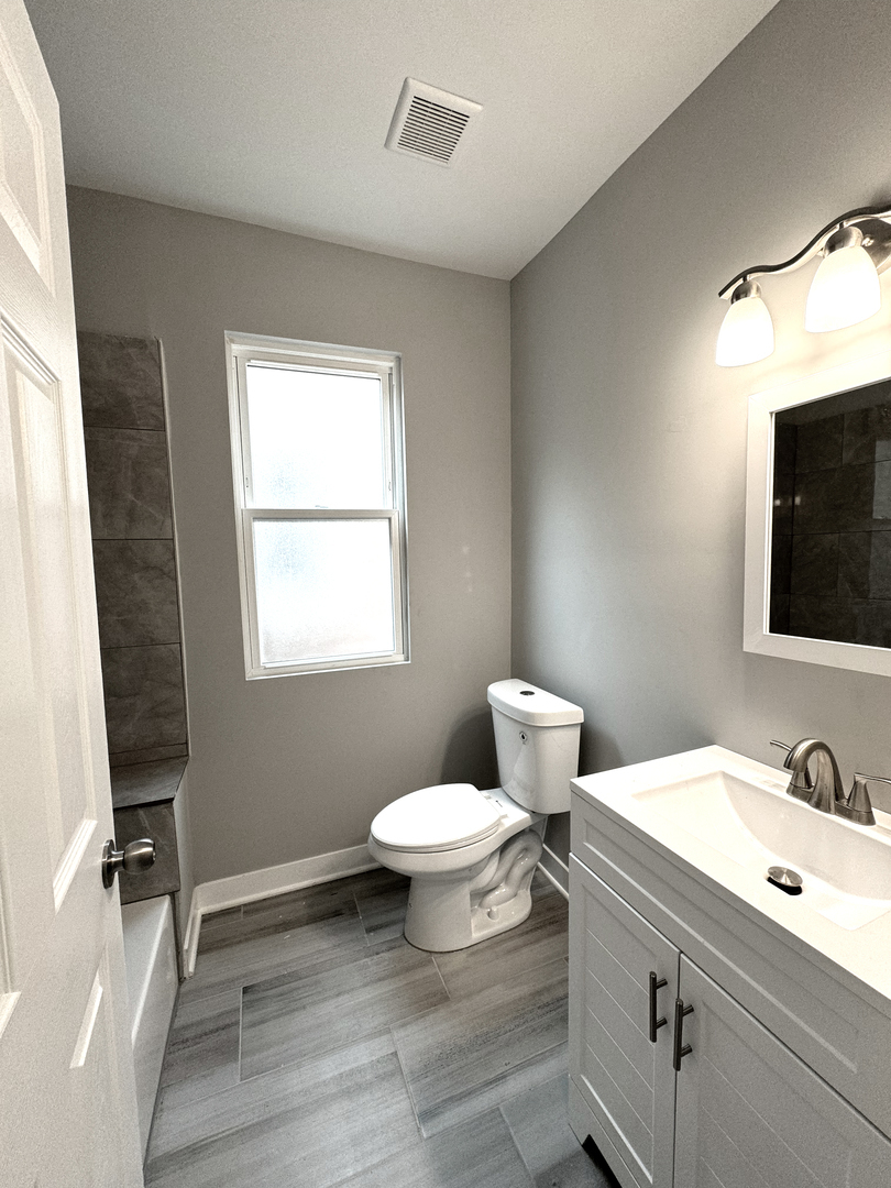 6830 South Michigan Avenue Chicago, IL 60637 - Photo 4 of 10 a bathroom with a sink toilet a mirror and shower