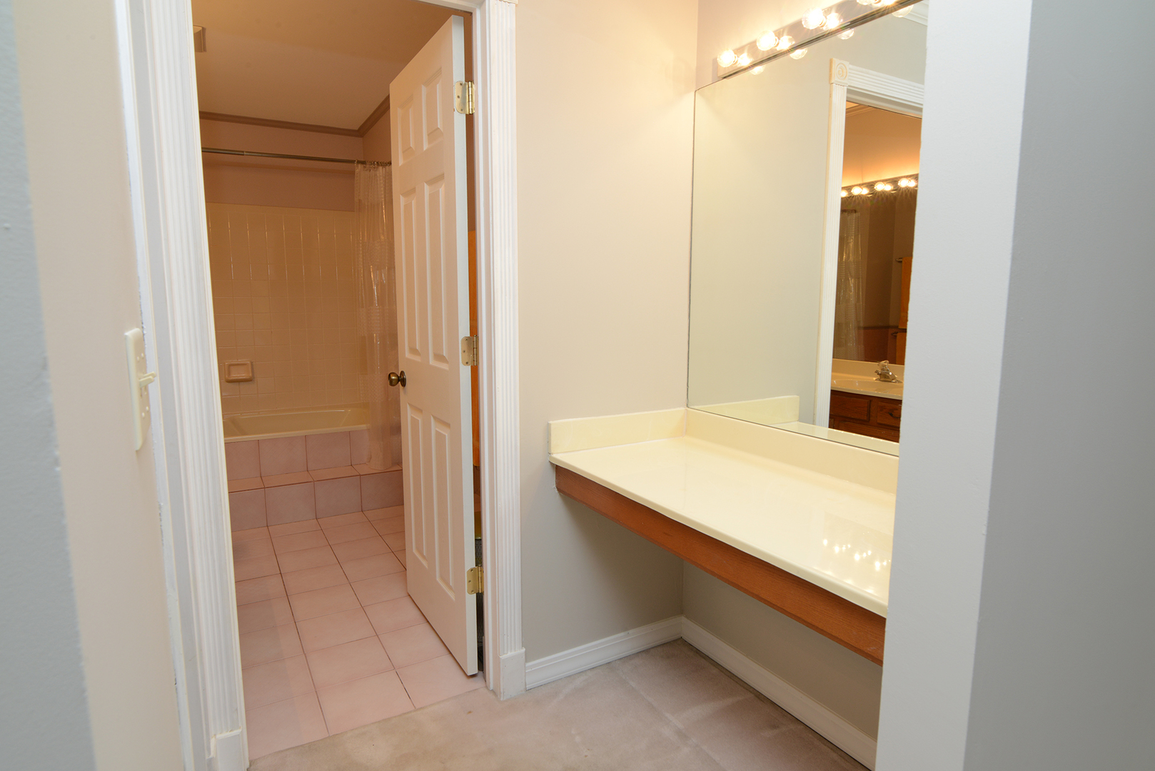 794 Burning Trail Carol Stream, IL 60188 - Photo 22 of 35 a bathroom with a tub and a sink