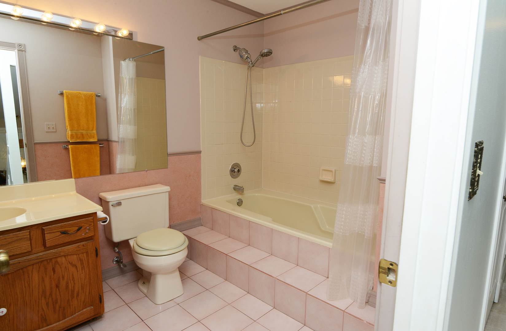 794 Burning Trail Carol Stream, IL 60188 - Photo 23 of 35 a bathroom with a bathtub toilet and sink