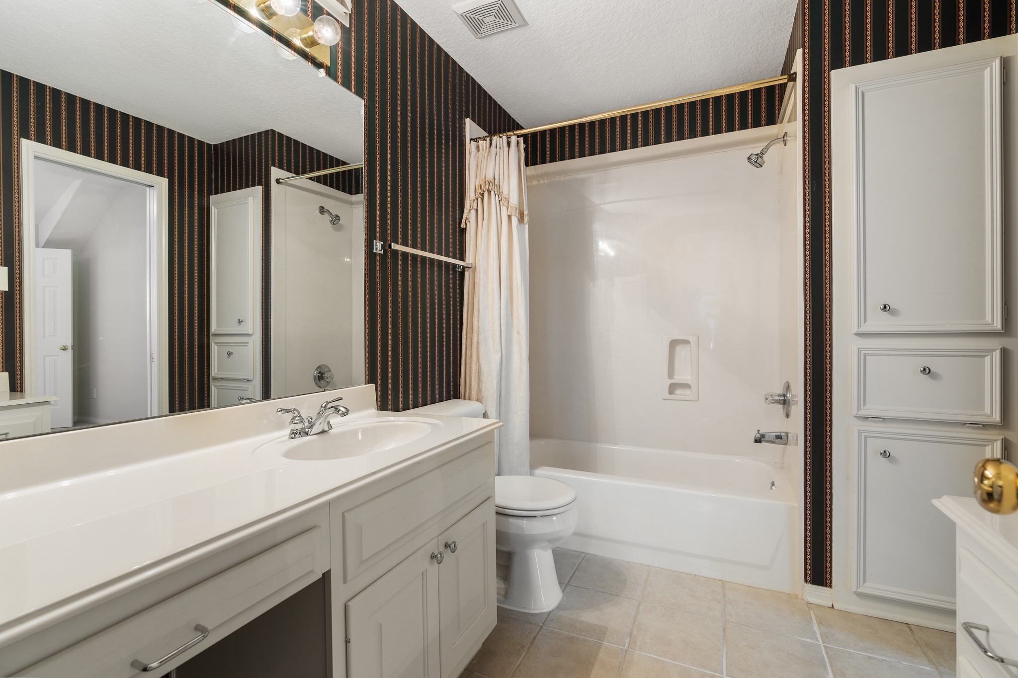 14420 Walters Road, Unit 20 Houston, TX 77014 - Photo 19 of 27 upstairs bath