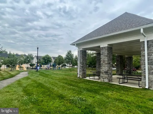 a view of a house with yard and porch
