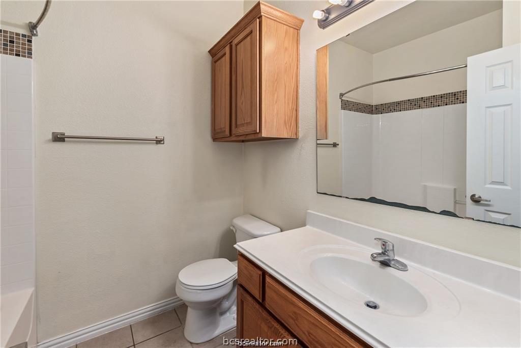 1001 Krenek Tap Road, Unit 2105 College Station, TX 77840 - Photo 14 of 24 Upstairs bathroom