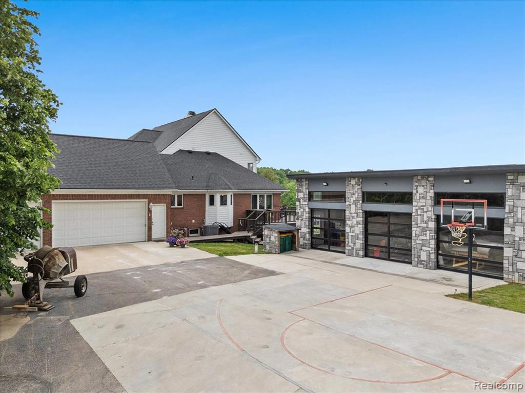 2160 West Buell Road Oakland, MI 48363 - Photo 4 of 49
