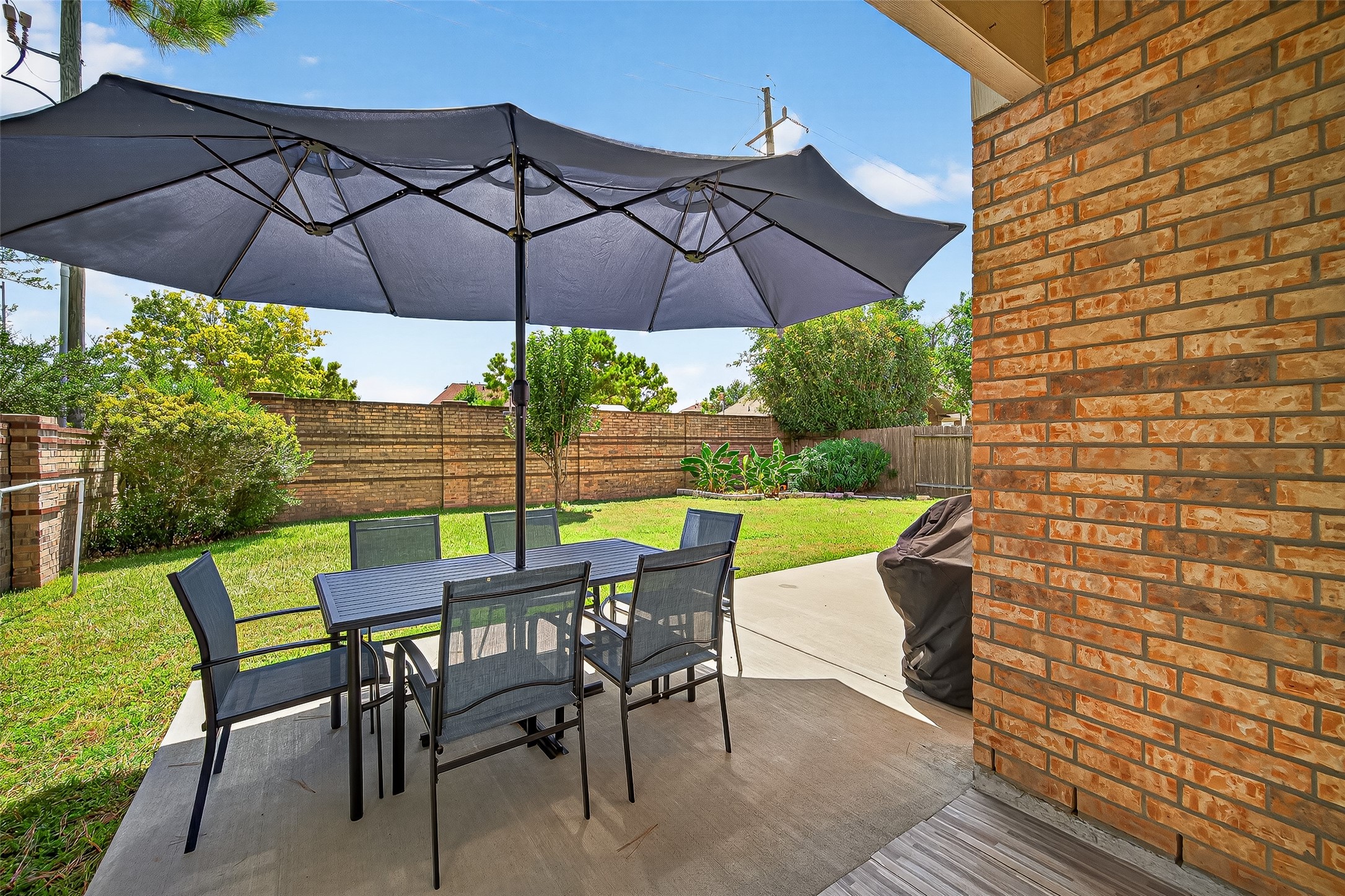 6230 Hollydale Ridge Lane Katy, TX 77494 - Photo 32 of 41 a view of an outdoor sitting area with furniture and a small yard