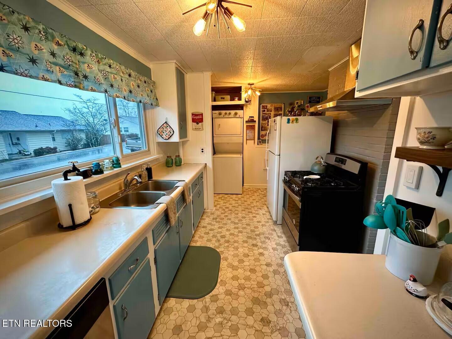 104 West Malta Road Oak Ridge, TN 37830 - Photo 3 of 22 Kitchen 2