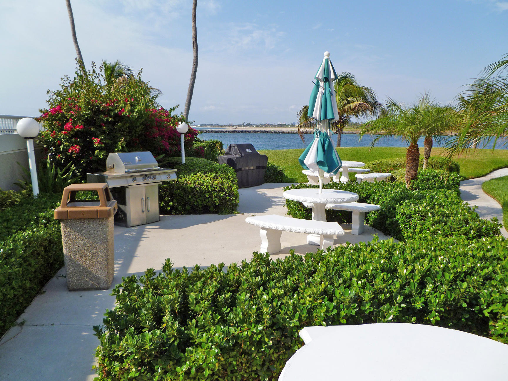 140 Inlet Way, Unit 312 Palm Beach Shores, FL 33404 - Photo 24 of 31 42 - Grill and Seating Area