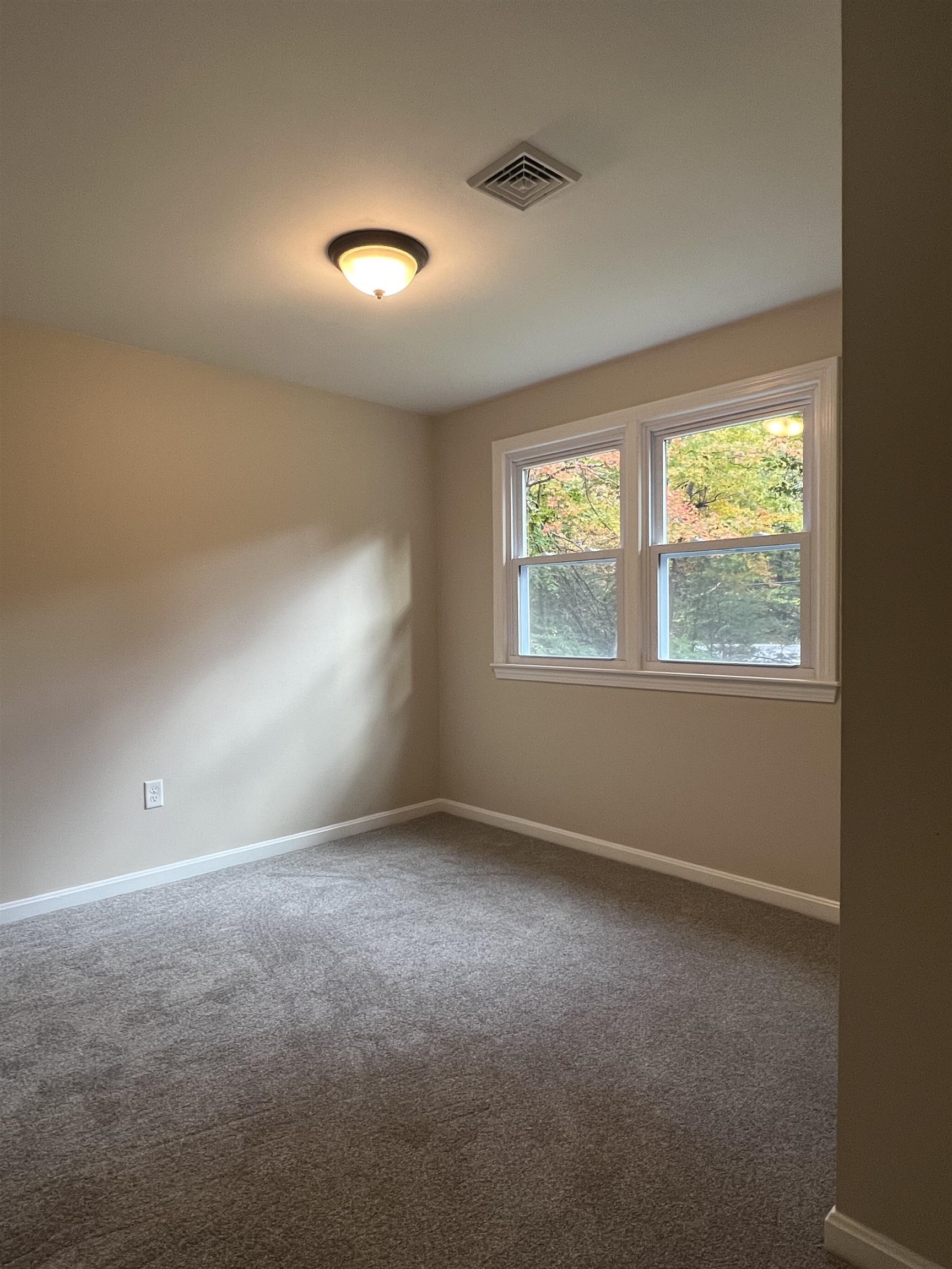 555 New Boston Road Bedford, NH 03110 - Photo 5 of 18