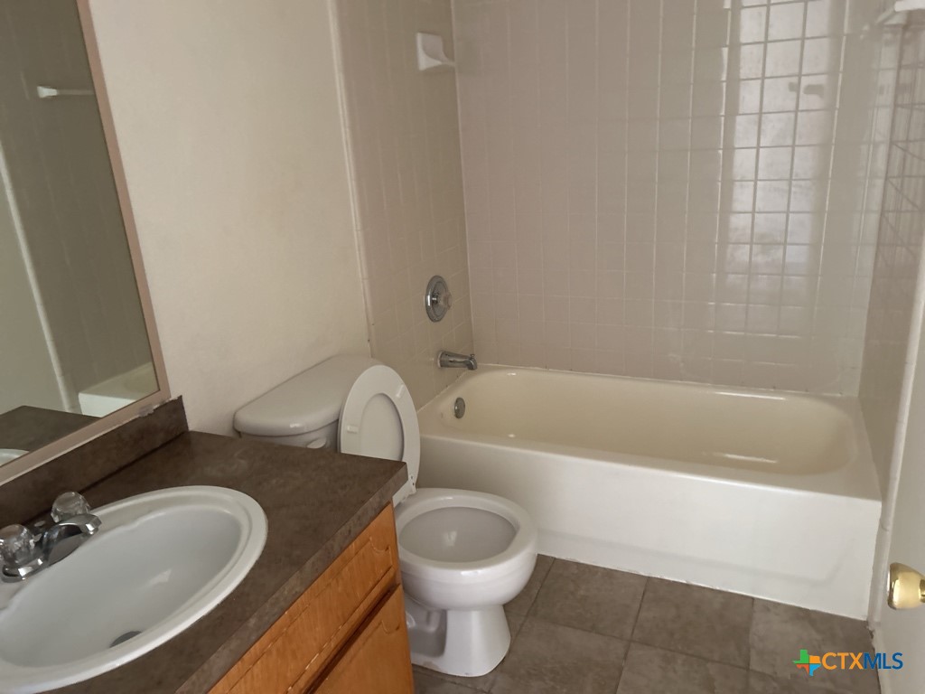 4005 Doraine Court, Unit A Killeen, TX 76549 - Photo 6 of 9 a bathroom with a sink a toilet and a bathtub