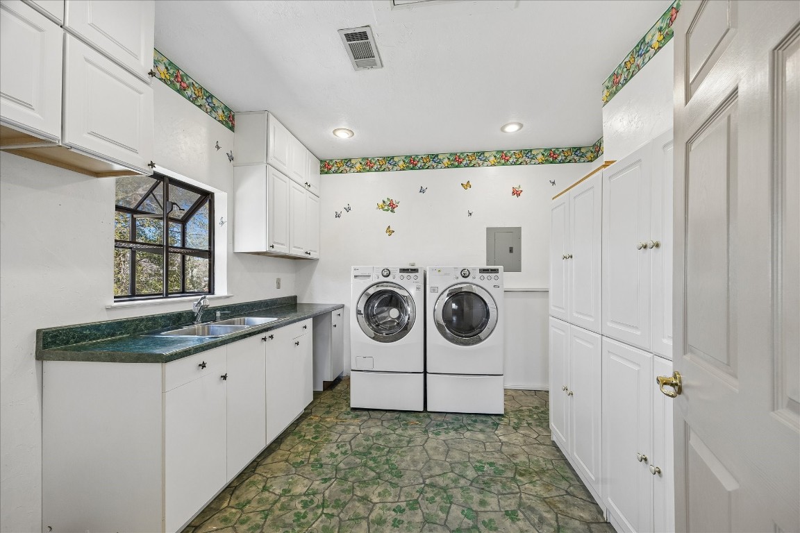 1835 Raintree Circle Seabrook, TX 77586 - Photo 27 of 50 a utility room with dryer and washer