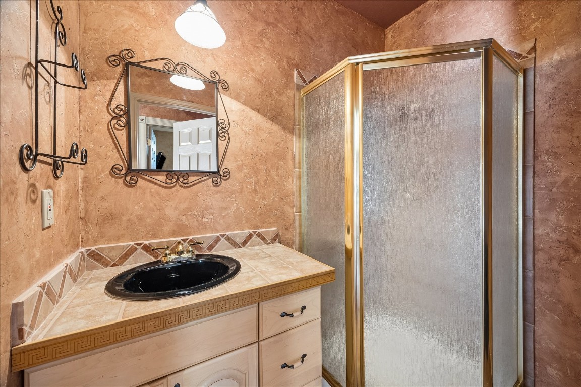 1835 Raintree Circle Seabrook, TX 77586 - Photo 29 of 50 Beautiful full bath in guest quarters with shower.