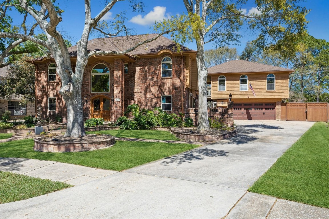 1835 Raintree Circle Seabrook, TX 77586 - Photo 3 of 50 front view of house with a yard