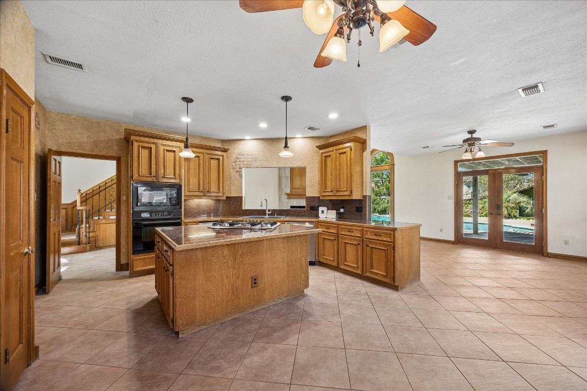 1835 Raintree Circle Seabrook, TX 77586 - Photo 8 of 50 The can lights and the open concept living provide the luxury of functionality.