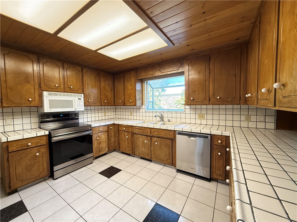 5452 Carleton Road Mariposa, CA 95338 - Photo 29 of 57 a kitchen with stainless steel appliances granite countertop a sink and cabinets