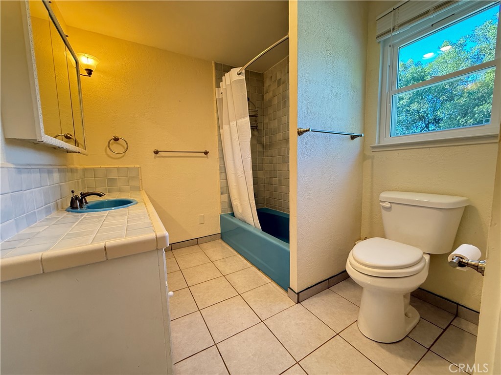 5452 Carleton Road Mariposa, CA 95338 - Photo 38 of 57 a bathroom with a sink toilet and shower