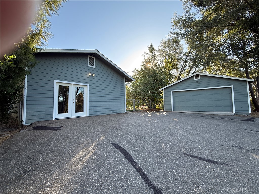 5452 Carleton Road Mariposa, CA 95338 - Photo 5 of 57 a front view of a house with a yard and garage