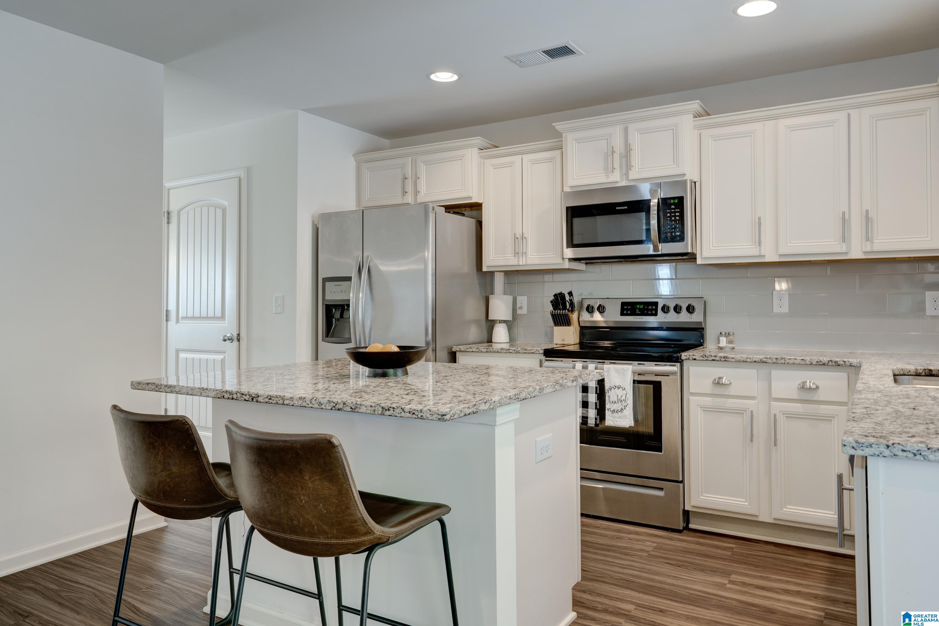 944 Valley Circle Leeds, AL 35094 - Photo 6 of 32