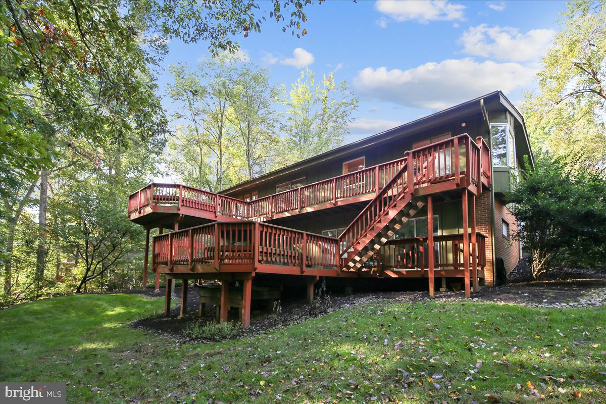 1417 Aldenham Lane Reston, VA 20190 - Photo 2 of 65 Multi-tiered deck