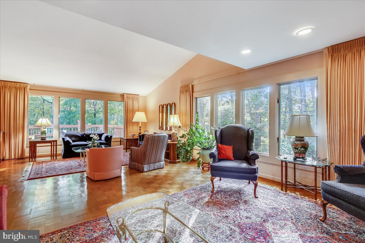 1417 Aldenham Lane Reston, VA 20190 - Photo 14 of 65 Ceiling in living room