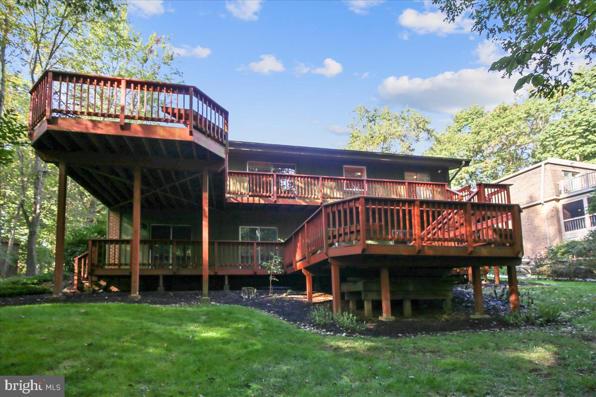 1417 Aldenham Lane Reston, VA 20190 - Photo 3 of 65 Elaborate decking