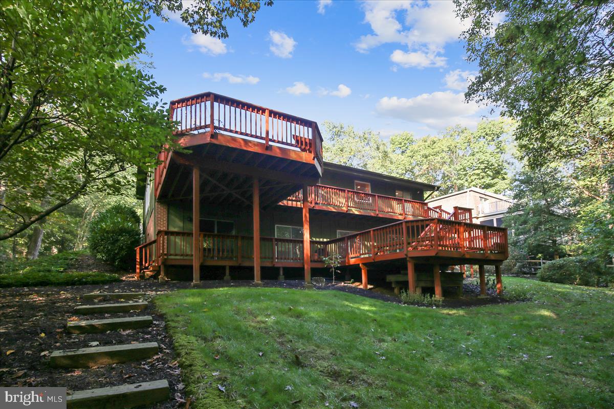 1417 Aldenham Lane Reston, VA 20190 - Photo 4 of 65 Walkway to back yard