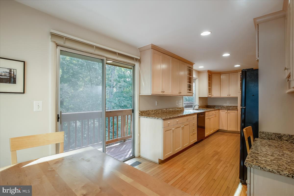 1417 Aldenham Lane Reston, VA 20190 - Photo 31 of 65 Walk out to grilling area