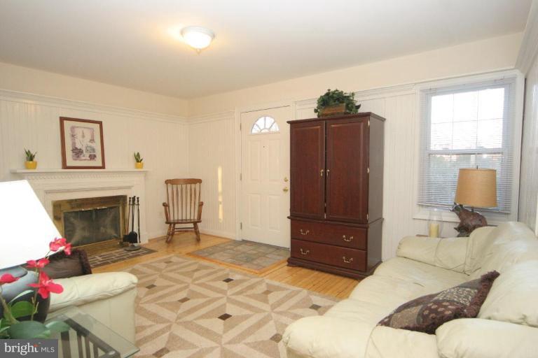 9900 Capitol View Avenue Silver Spring, MD 20910 - Photo 2 of 29 Living Room