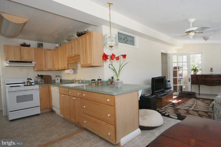 9900 Capitol View Avenue Silver Spring, MD 20910 - Photo 5 of 29 Kitchen