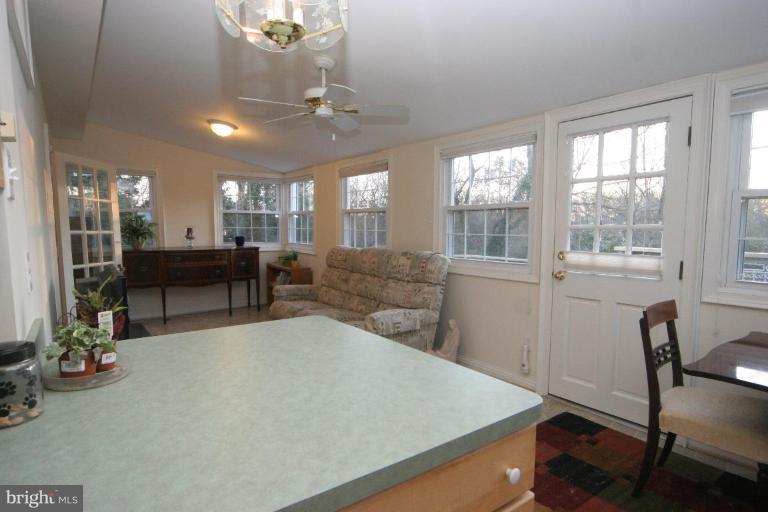 9900 Capitol View Avenue Silver Spring, MD 20910 - Photo 9 of 29 Family Room